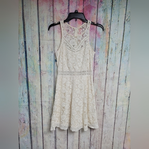 Rebellion Dresses & Skirts - Rebellion medium lace‎ dress